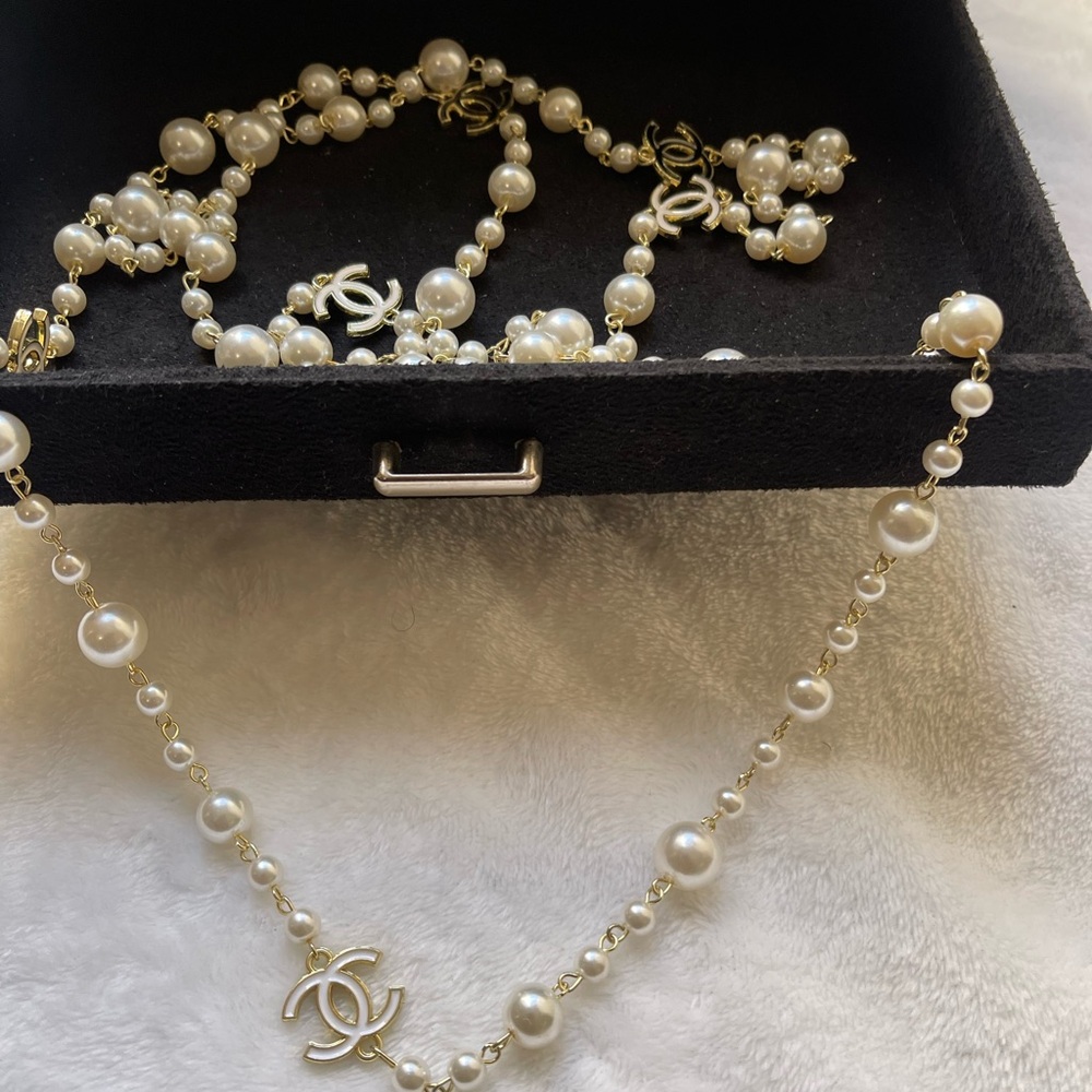 Chic Gold and Pearl Long Necklace